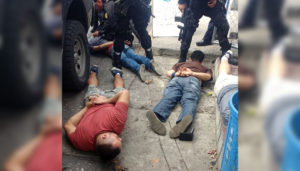 Entre balazos, policías estatales rescatan a tres mujeres