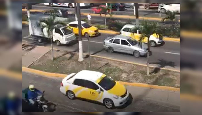Se manifiestan taxistas contra Uber; exigen mano dura