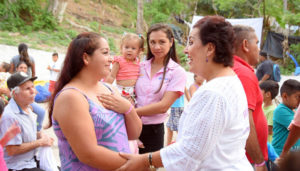 Firma Violeta Becerra compromisos por el desarrollo de la mujer