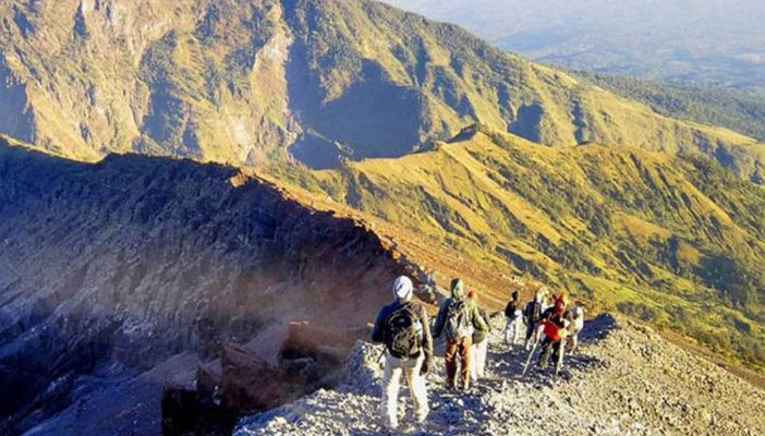 Turistas atrapados cerca de volcán tras sismo en Indonesia
