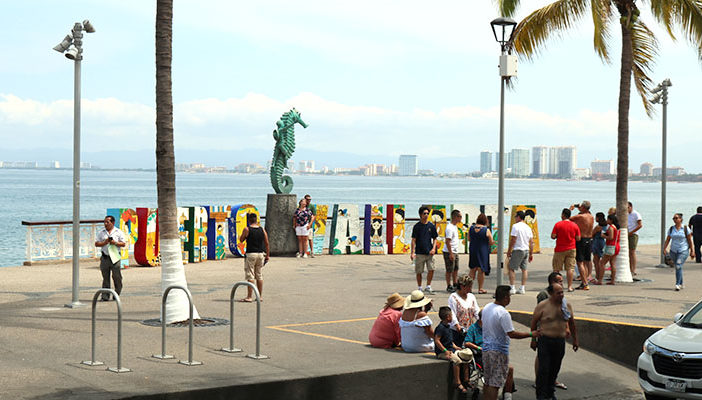 Retiro obligatorio del cubrebocas beneficia a Puerto Vallarta