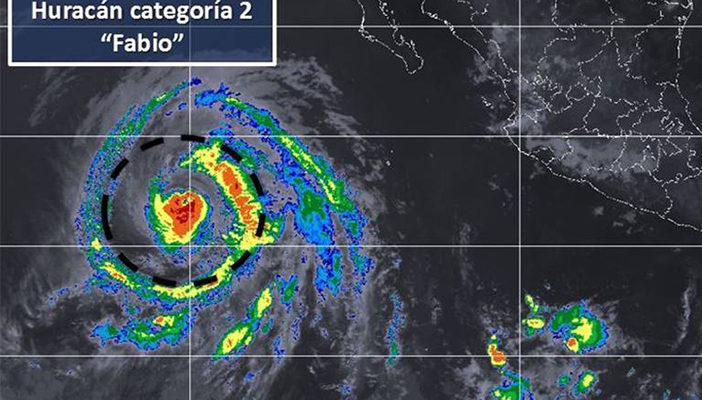 Huracán Fabio, cambia a categoría 2, alejándose de costas mexicanas