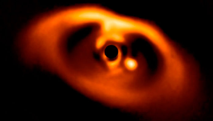 Se logra captar imagen de un supuesto planeta recién nacido