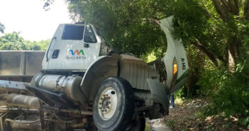 Camión recolector de basura pierde el control en Carretera 544
