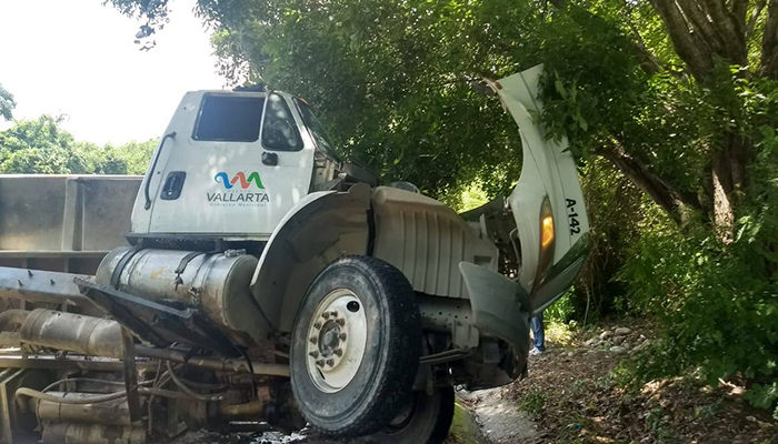 Camión recolector de basura pierde el control en Carretera 544