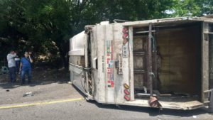 Camión recolector de basura pierde el control en Carretera 544 1 Camión recolector de basura pierde el control en Carretera 544