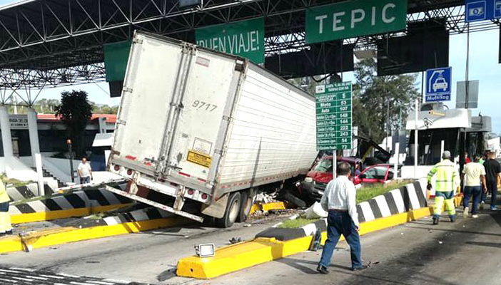 Percance vial en la Guadalajara-Tepic deja un muerto y ocho heridos