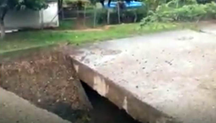 Urgen a gobierno de Bahía de Banderas reparar loza que pone en peligro a transeúntes