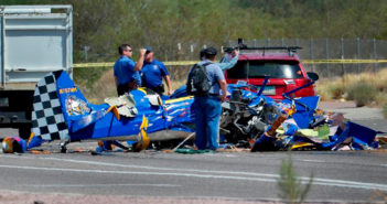 Avioneta se estrella en autopista de Phoenix dejando un muerto y un herido