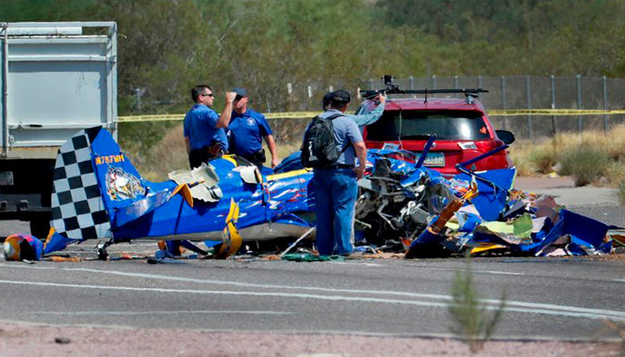Avioneta se estrella en autopista de Phoenix dejando un muerto y un herido