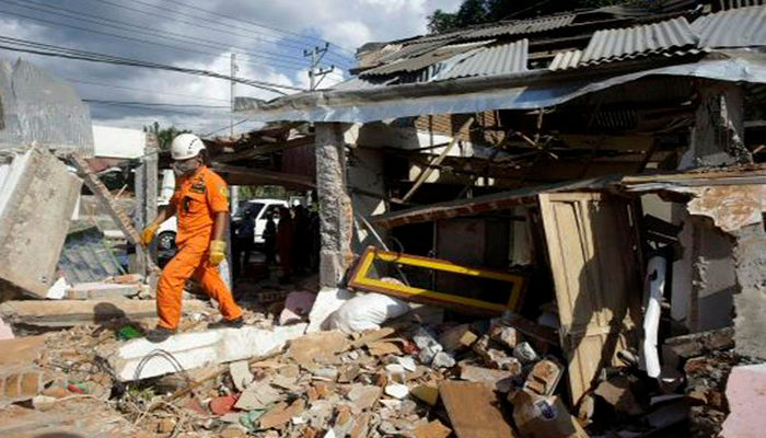 Número de fallecidos sube a 321 tras sismo de magnitud 6,9 en indonesia