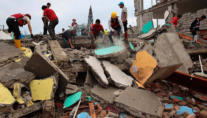 Equipos de rescate buscan sobrevivientes tras sismo en Japón