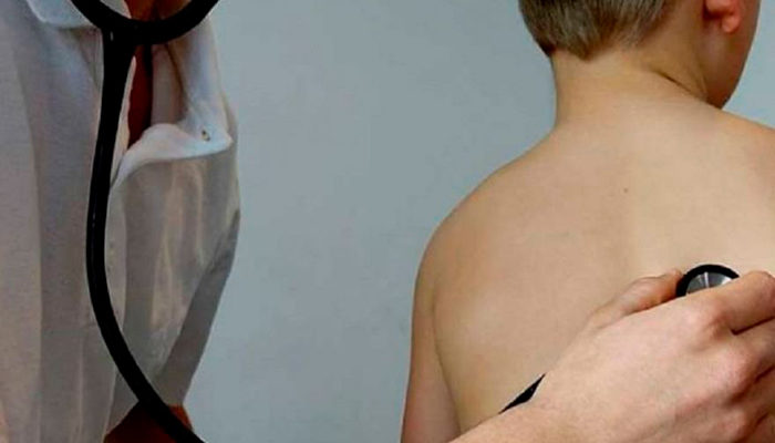 Pediatra es llevado a juicio por el supuesto abuso de 52 niños