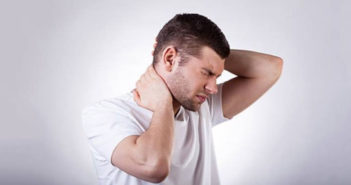 Tronar articulaciones de cuello o espalda representa un riesgo para la salud