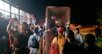 Aseguran a 119 migrantes atrapados en caja de tráiler