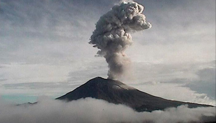 Una fumarola de mil 200 metros es desprendida por el Popocatépetl
