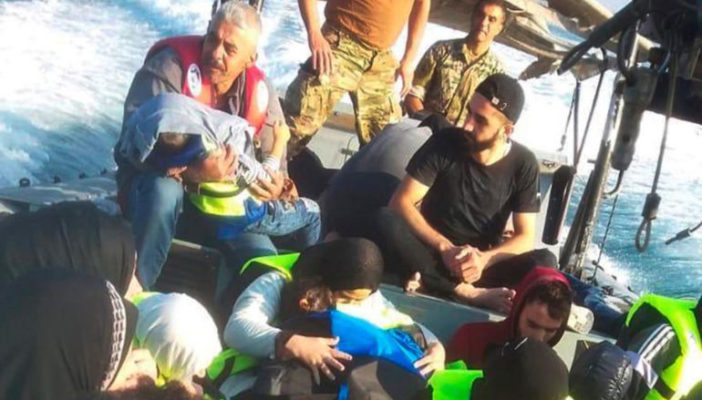 Una embarcación llena de migrantes se hunde frente al Líbano