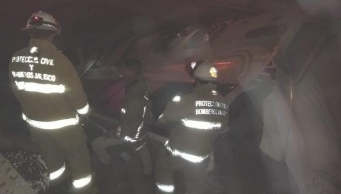40 lesionados tras volcadura de camión en la autopista Guadalajara-Michoacán