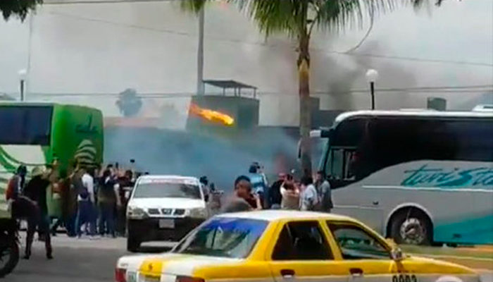 Normalistas de Ayotzinapa atacan con bombas Batallón de Infantería