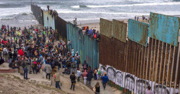 Trump reprocha que México es "incapaz" de detener la caravana