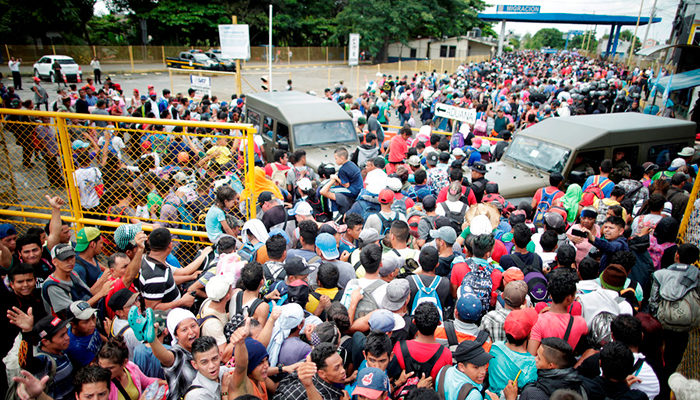 Caravana de migrantes rompen división Guatemala-México