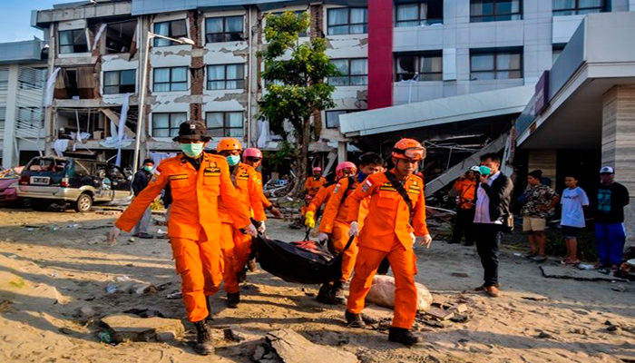 Más de 1.400 muertos tras tsunami en Indonesia