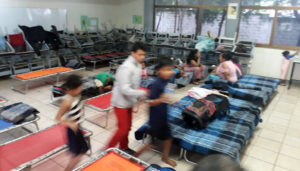 Protestan turistas por evacuación de hotel; exigen ser regresados