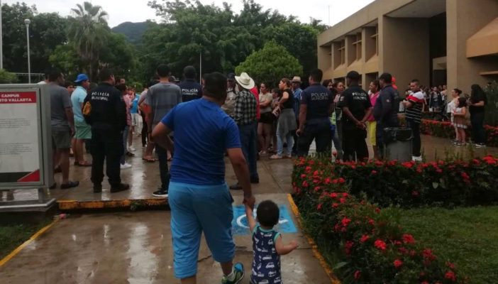 Protestan turistas por evacuación de hotel; exigen ser regresados