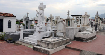 Esperan panteones vallartenes a miles de personas durante estos días