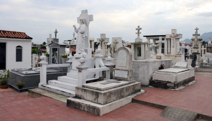 Esperan panteones vallartenes a miles de personas durante estos días