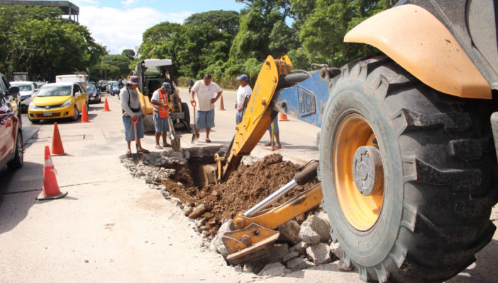 Seapal repara tubería en Avenida Francisco Villa