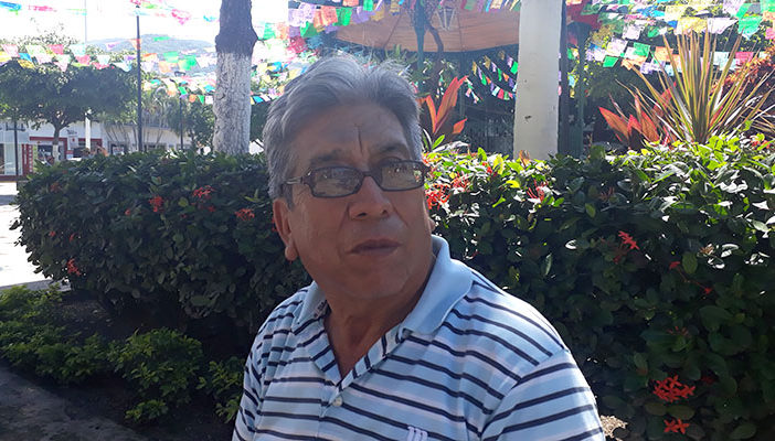 Don Miguel, el artesano que buscar apoyar a adultos mayores como él