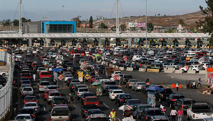 Abren frontera tras invación de territorio por parte de migrantes