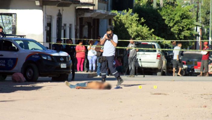 Exigen justicia por policías detenidos tras abatir a maleante