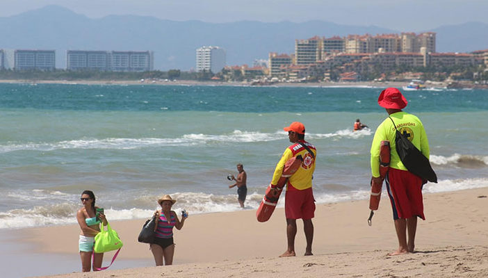 Frente frío No. 14 genera alto oleaje en la bahía