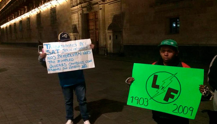 Ex-trabajadores del SAT se manifiestan en Palacio Nacional