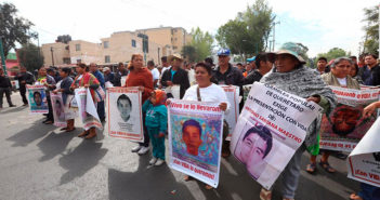 Padres de los 43 normalistas de Ayotzinapa van a la Basílica de Gpe