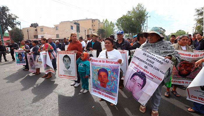 Padres de los 43 normalistas de Ayotzinapa van a la Basílica de Gpe