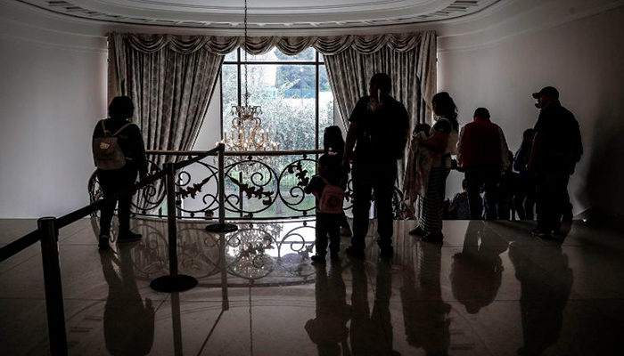 Obras de arte, colchones ¡y hasta almohadas desaparecen de Los Pinos!