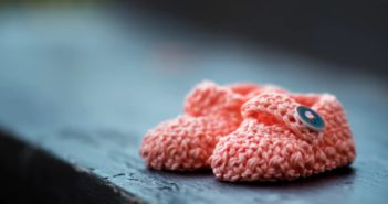 Entierran viva a recién nacida; aseguraban que estaba poseída