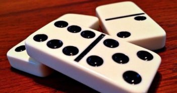 Abuelitos se agarran a navajazos tras disputarse una partida de dominó