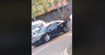 Niña se entrega con las manitas en alto mientras arrestan a su padre