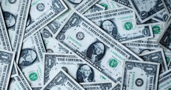 Empresa construye montaña con más de 800 mdp en billetes para dar a sus empleados