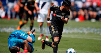 Barcelona tiene como opción a Carlos Vela para la delantera