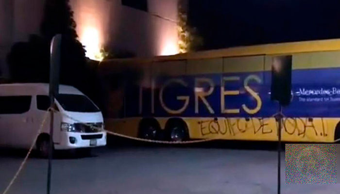 Aficionados del Toluca vandalizan autobús de Tigres