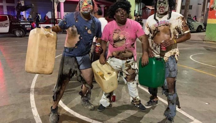 Hombres se disfrazan de huachicoleros quemados y causan polémica en redes