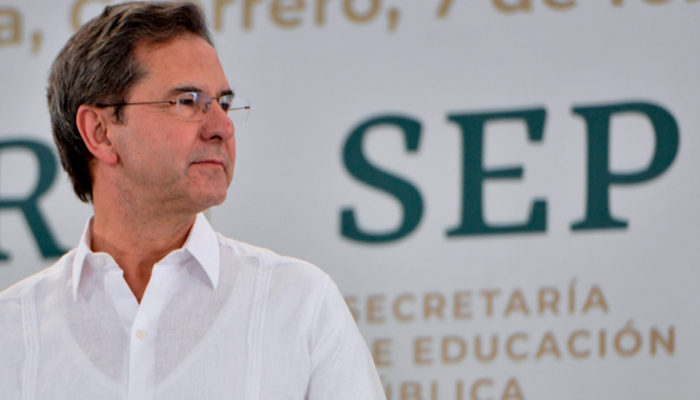 Inconclusa, la Licenciatura en Derecho del titular de la SEP