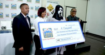 Se gana la lotería y recoge el premio con máscara de Scream