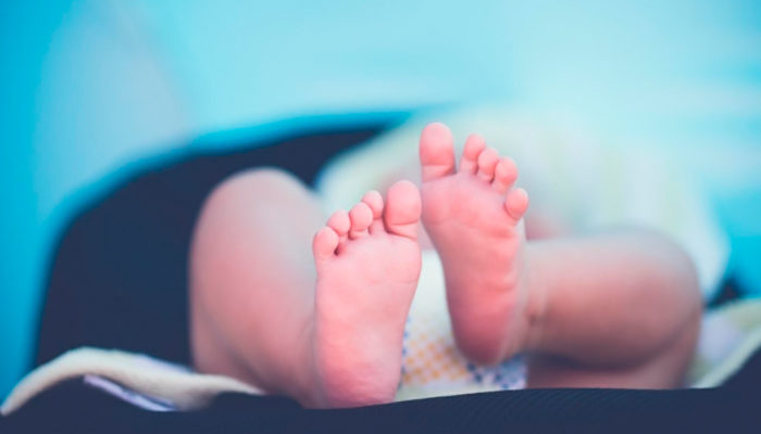 La corta con navajas y le inyecta cloro a su bebé porque "no la quería"