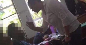 Golpea a su alumna por no guardar el celular